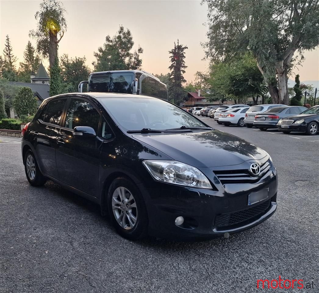 2012' Toyota Auris photo #2