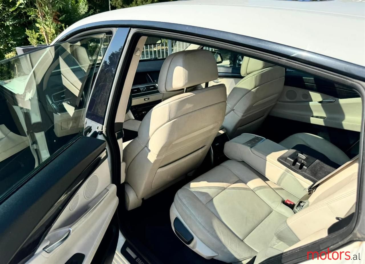 2011' BMW 550 photo #3