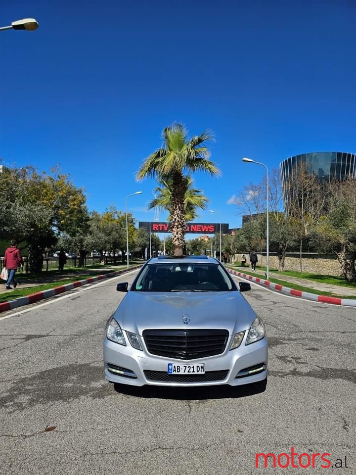 2011' Mercedes-Benz E 200 photo #5