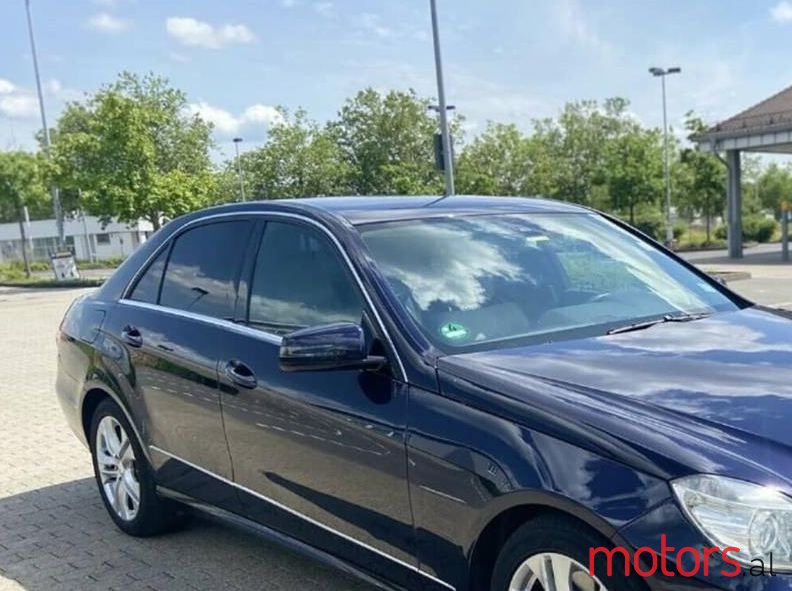 2011' Mercedes-Benz E 250 photo #2