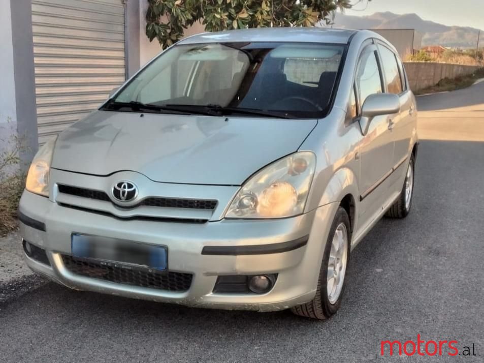 2005' Toyota Corolla Verso photo #1