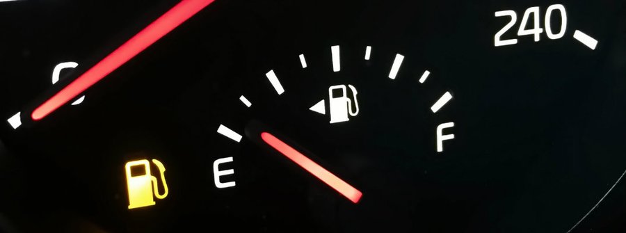 Sa km mund të vozisni veturën pasi t’i ndizet drita e rezervës?