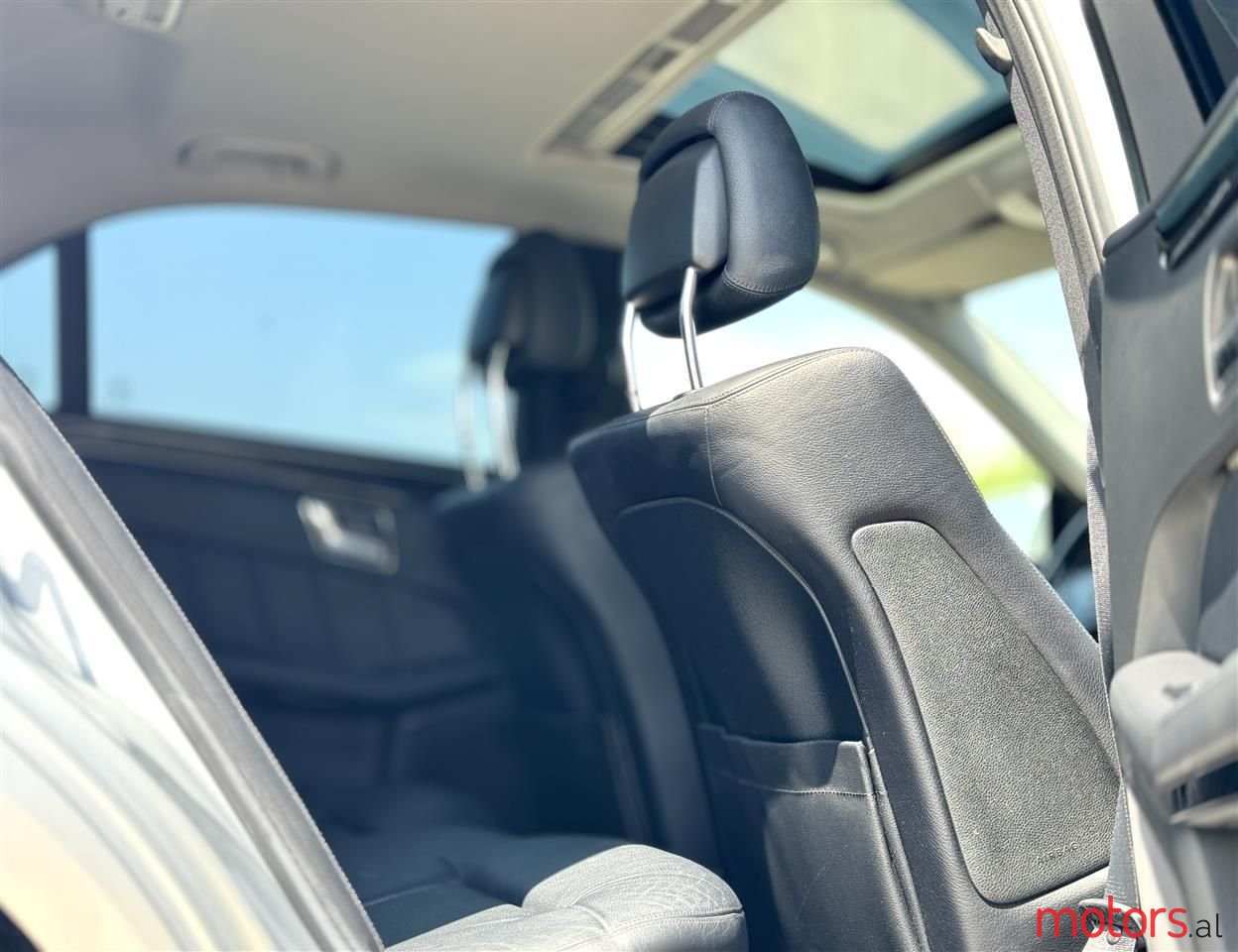 2011' Mercedes-Benz E 220 photo #5