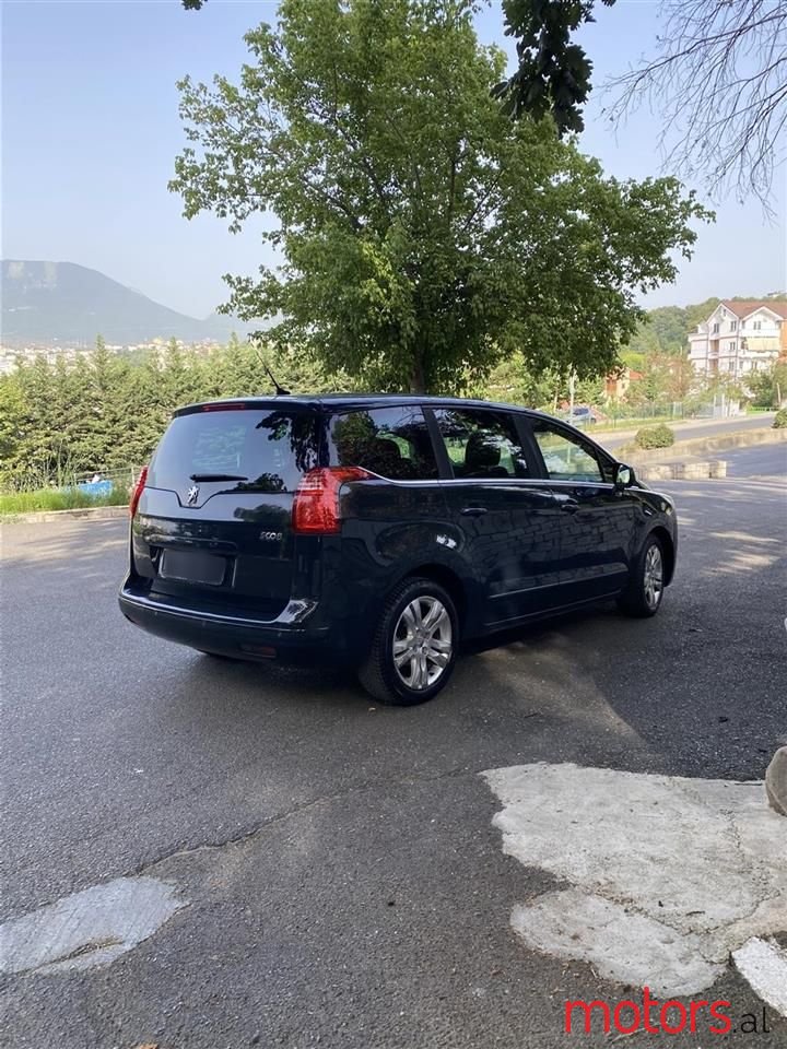 2010' Peugeot 5008 photo #2