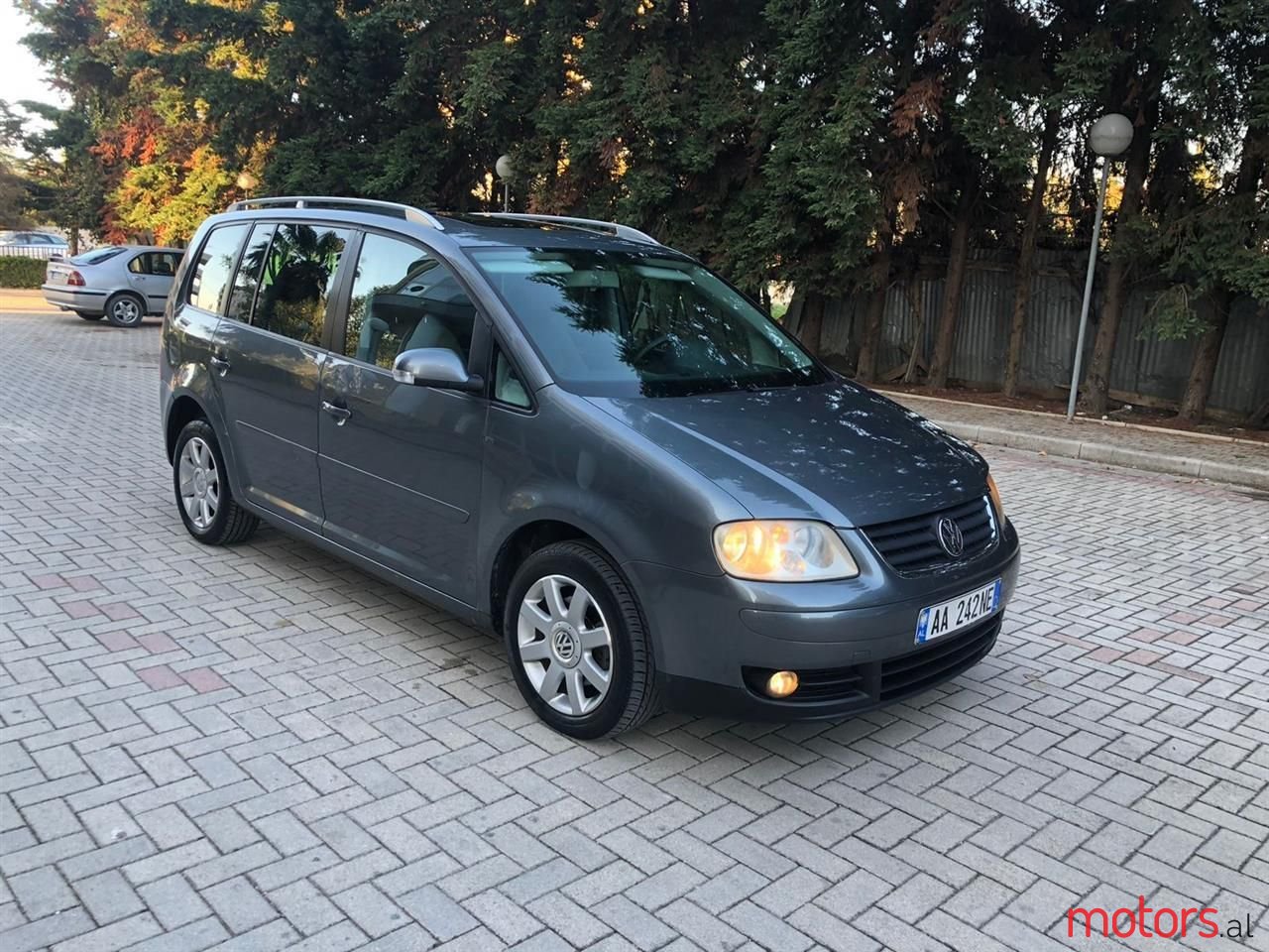 2005' Volkswagen Touran photo #1
