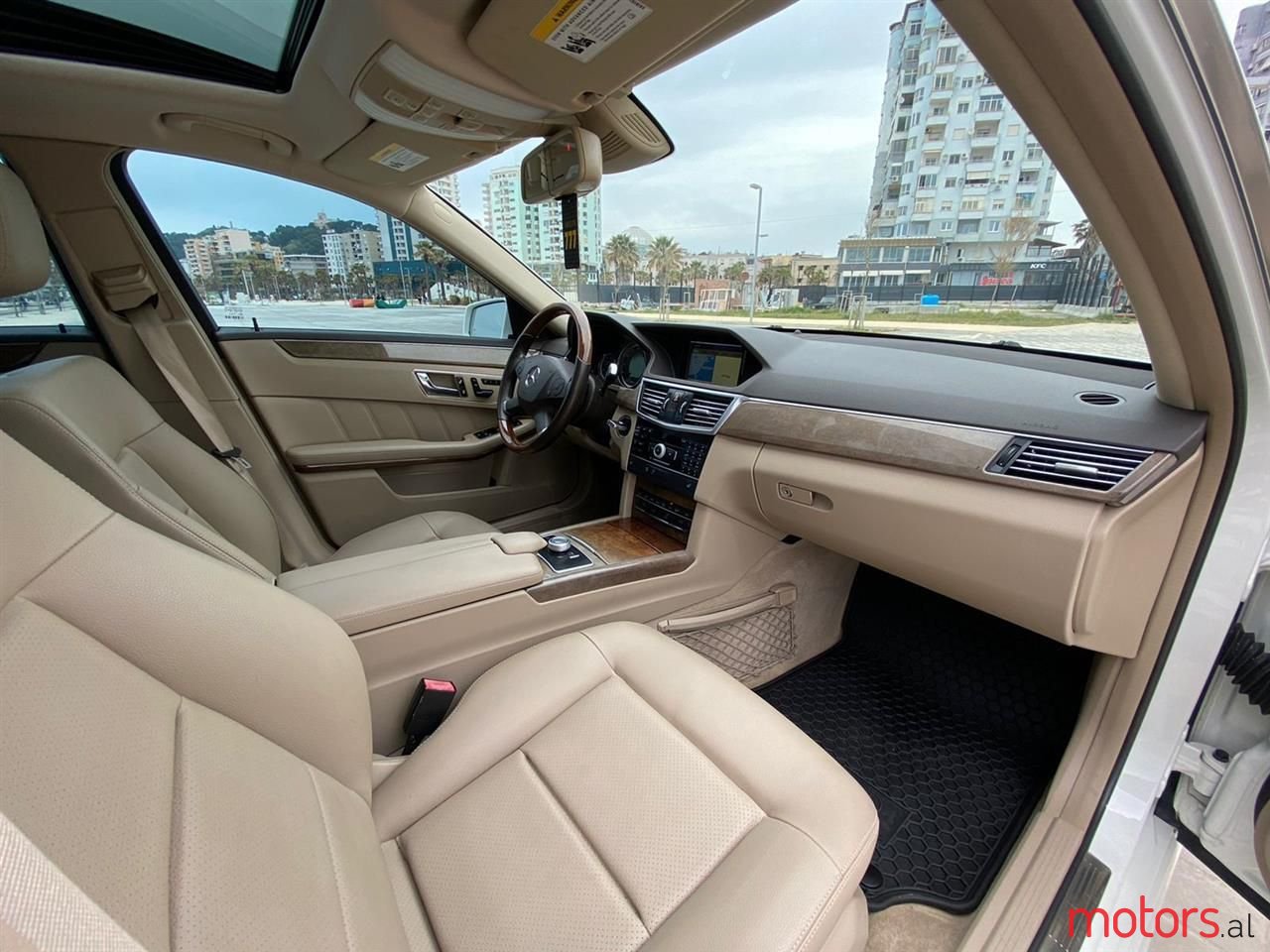 2011' Mercedes-Benz E 350 photo #4