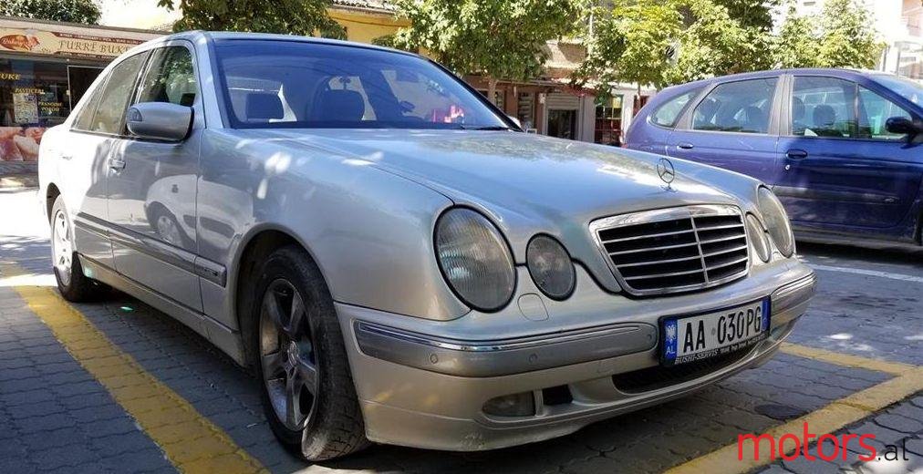2001' Mercedes-Benz E 220 photo #1