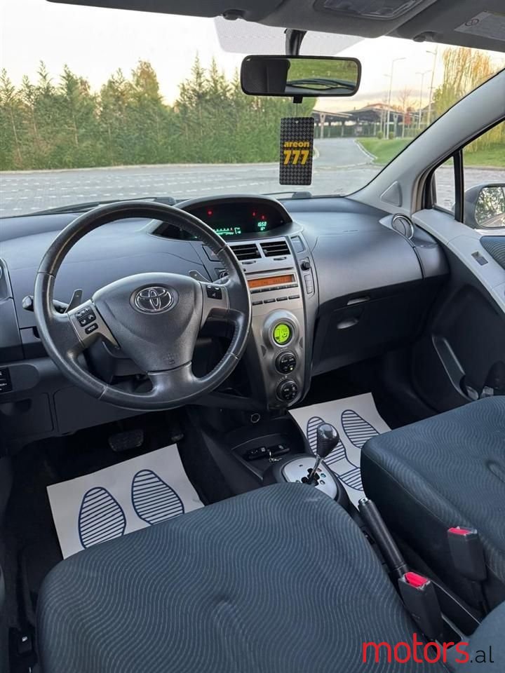 2010' Toyota Yaris photo #5