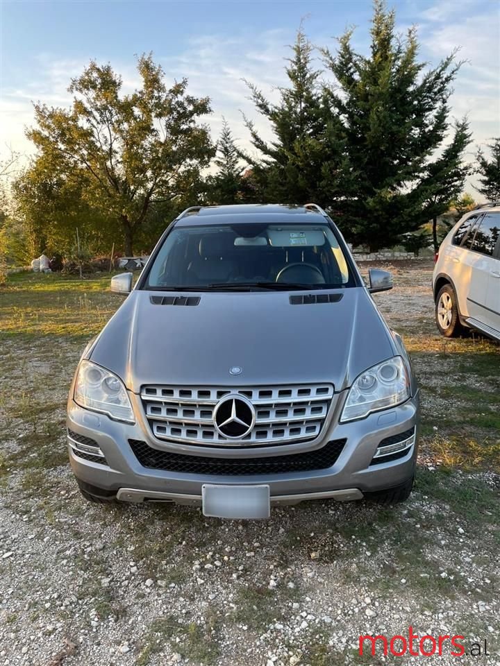 2011' Mercedes-Benz 350 photo #1