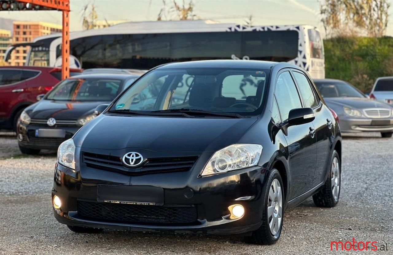 2010' Toyota Auris photo #2