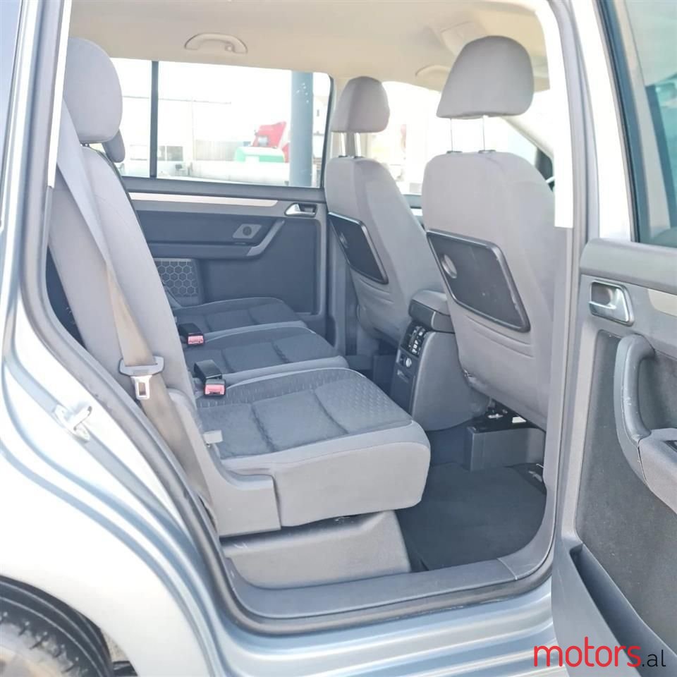 2009' Volkswagen Touran photo #2