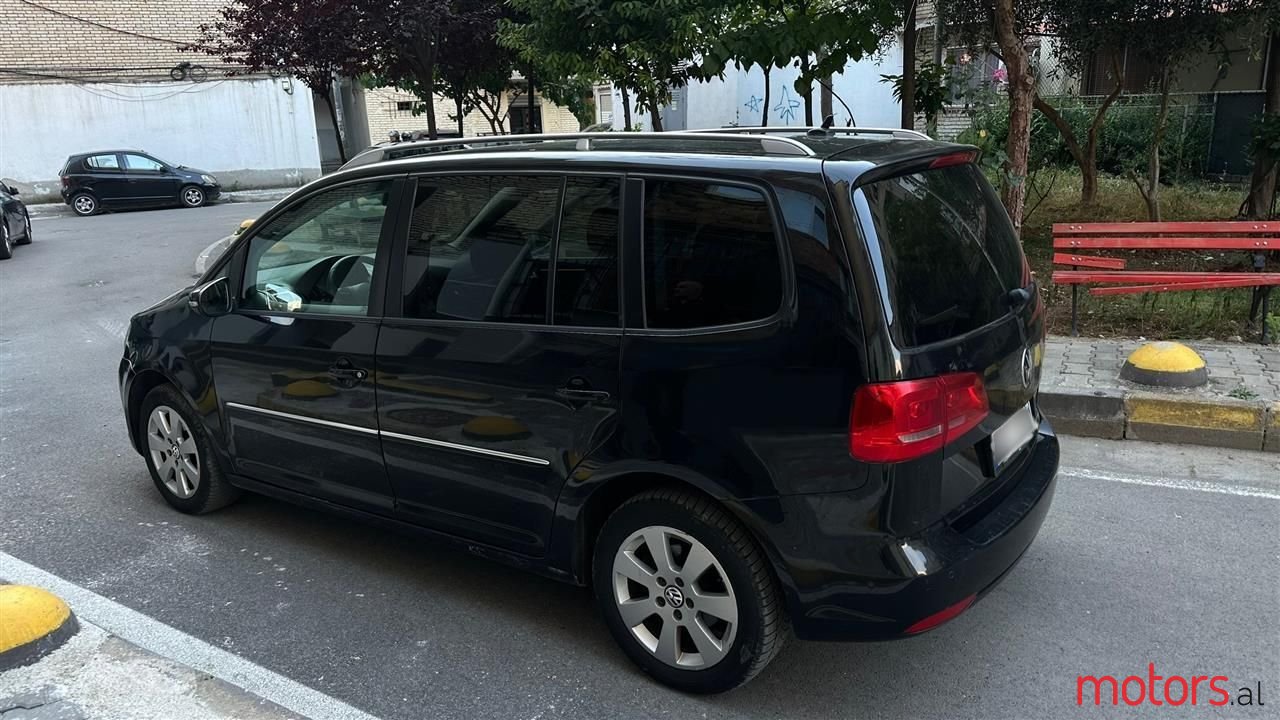 2011' Volkswagen Touran photo #2