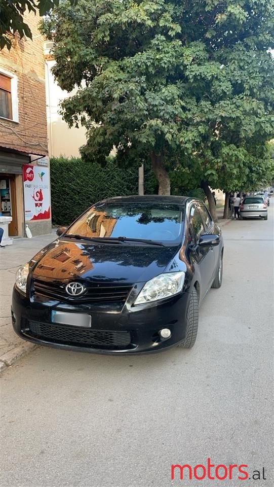 2011' Toyota Auris photo #1