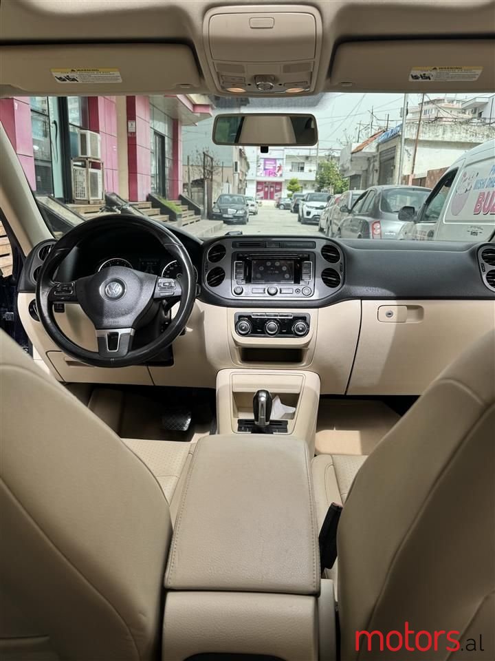 2012' Volkswagen Tiguan photo #6
