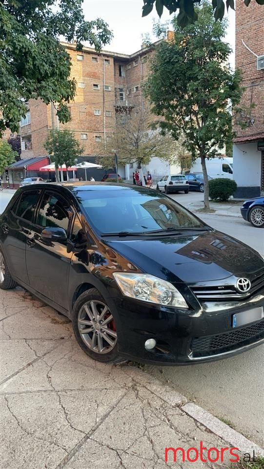 2011' Toyota Auris photo #2