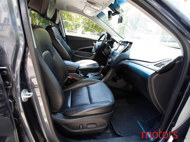 2012' Hyundai Santa Fe photo #6