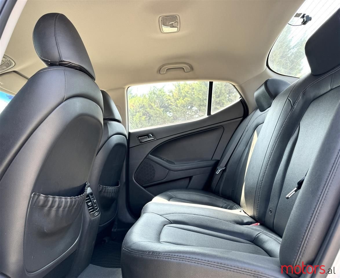 2011' Kia K5 photo #3