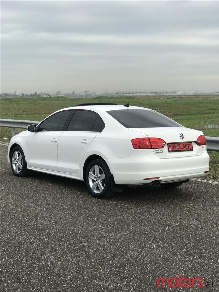 2012' Volkswagen Jetta photo #2