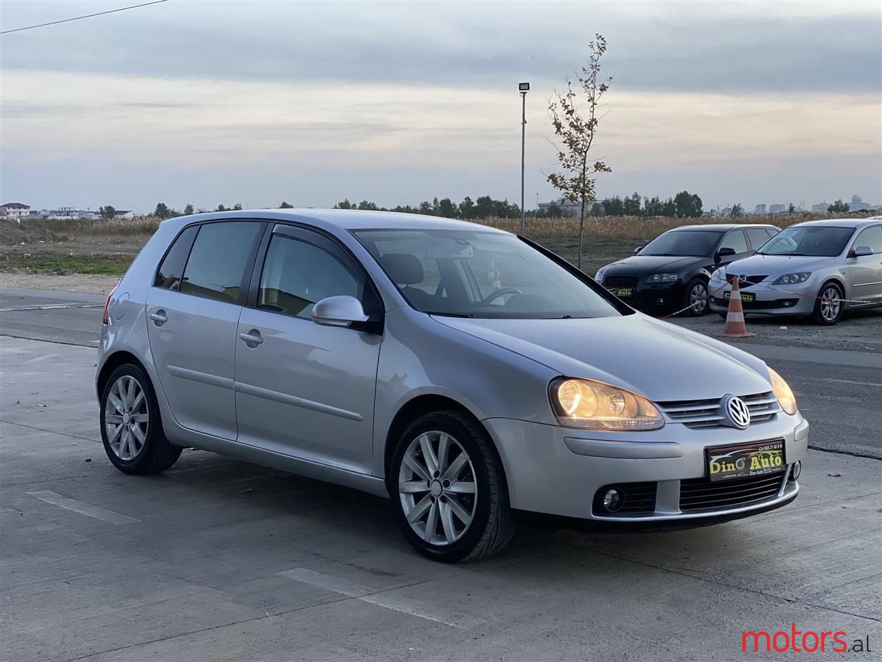 2004' Volkswagen Golf photo #1