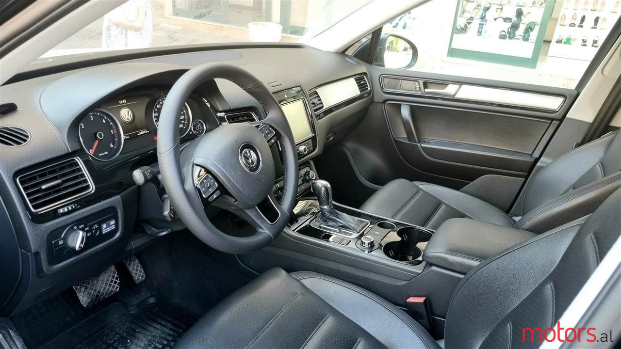 2012' Volkswagen Touareg photo #5