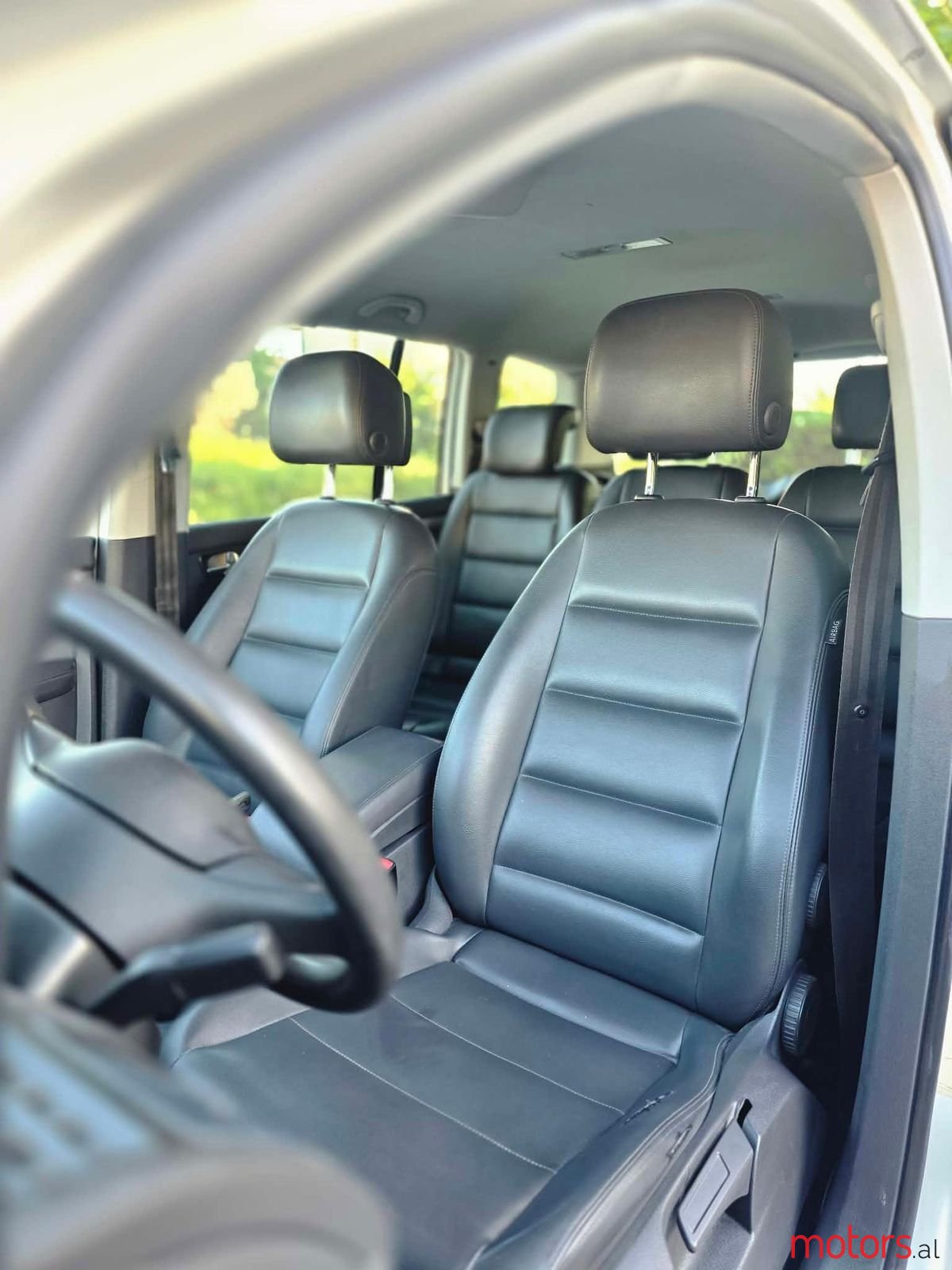 2013' Volkswagen Touran photo #2