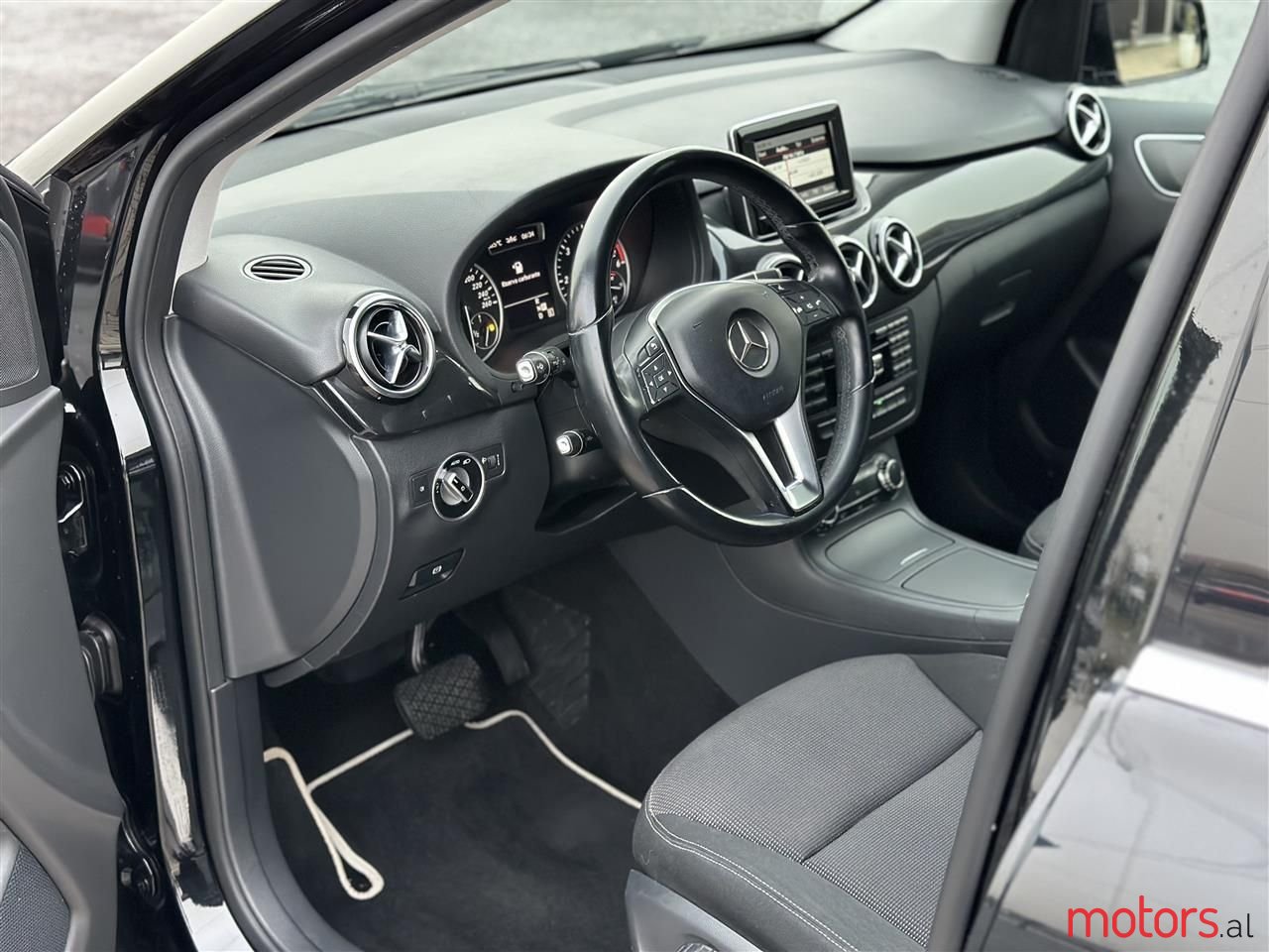 2013' Mercedes-Benz B 180 photo #5