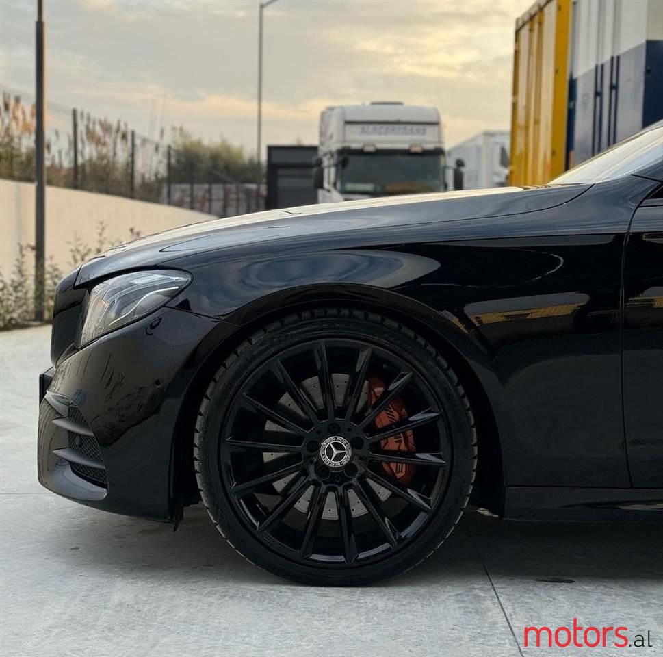 2019' Mercedes-Benz E 400 photo #5