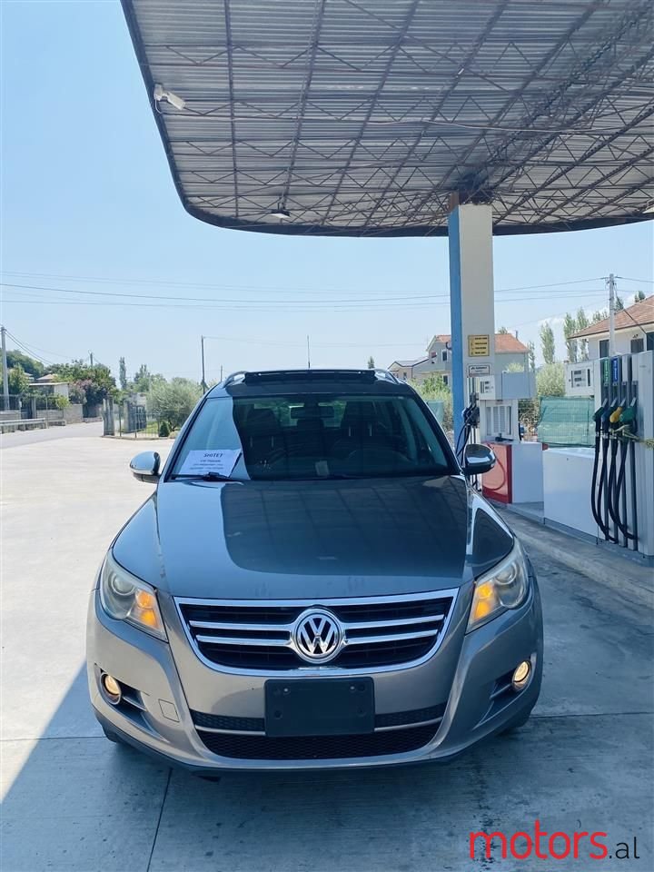 2011' Volkswagen Tiguan photo #2