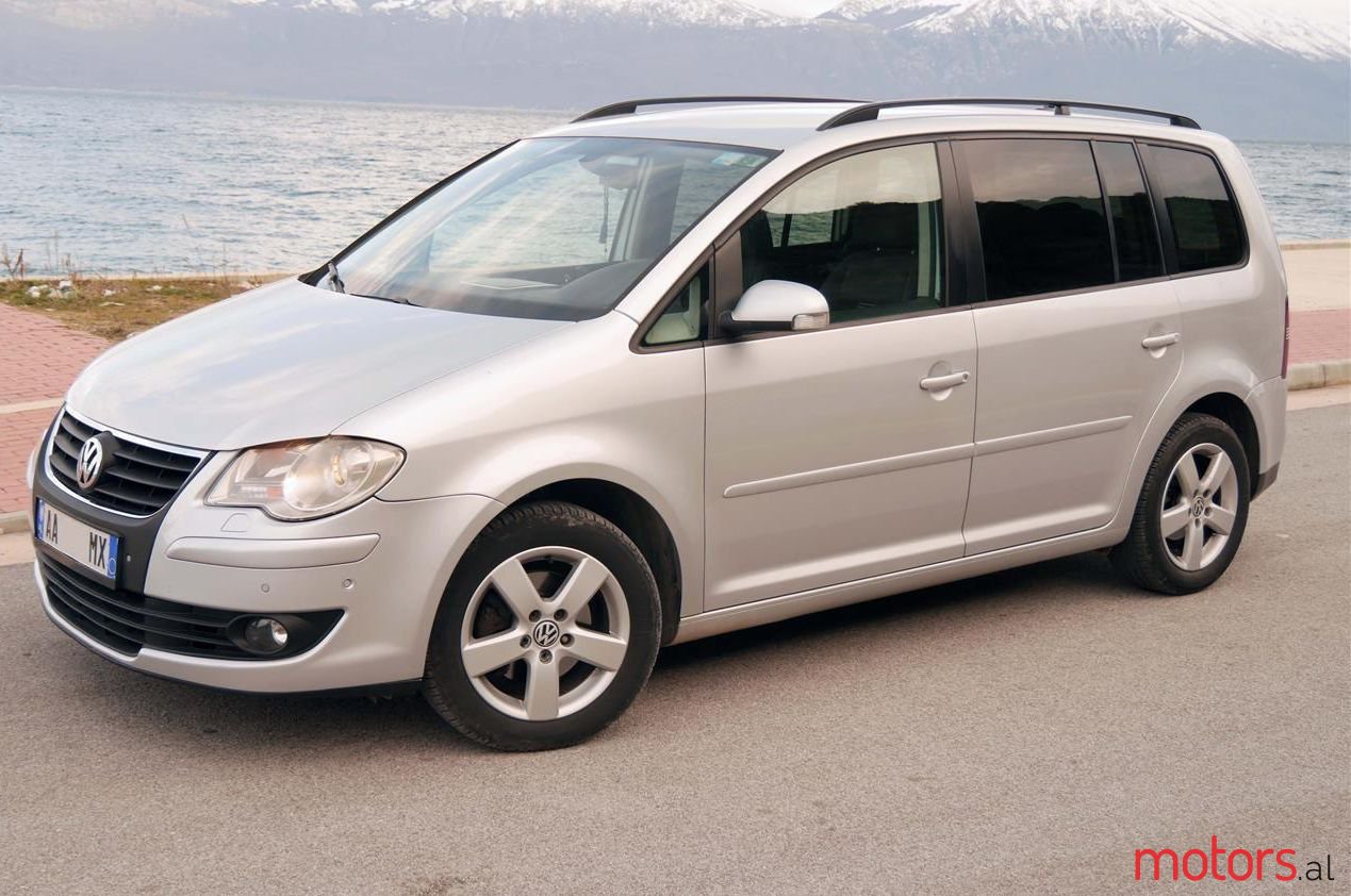 2009' Volkswagen Touran photo #1