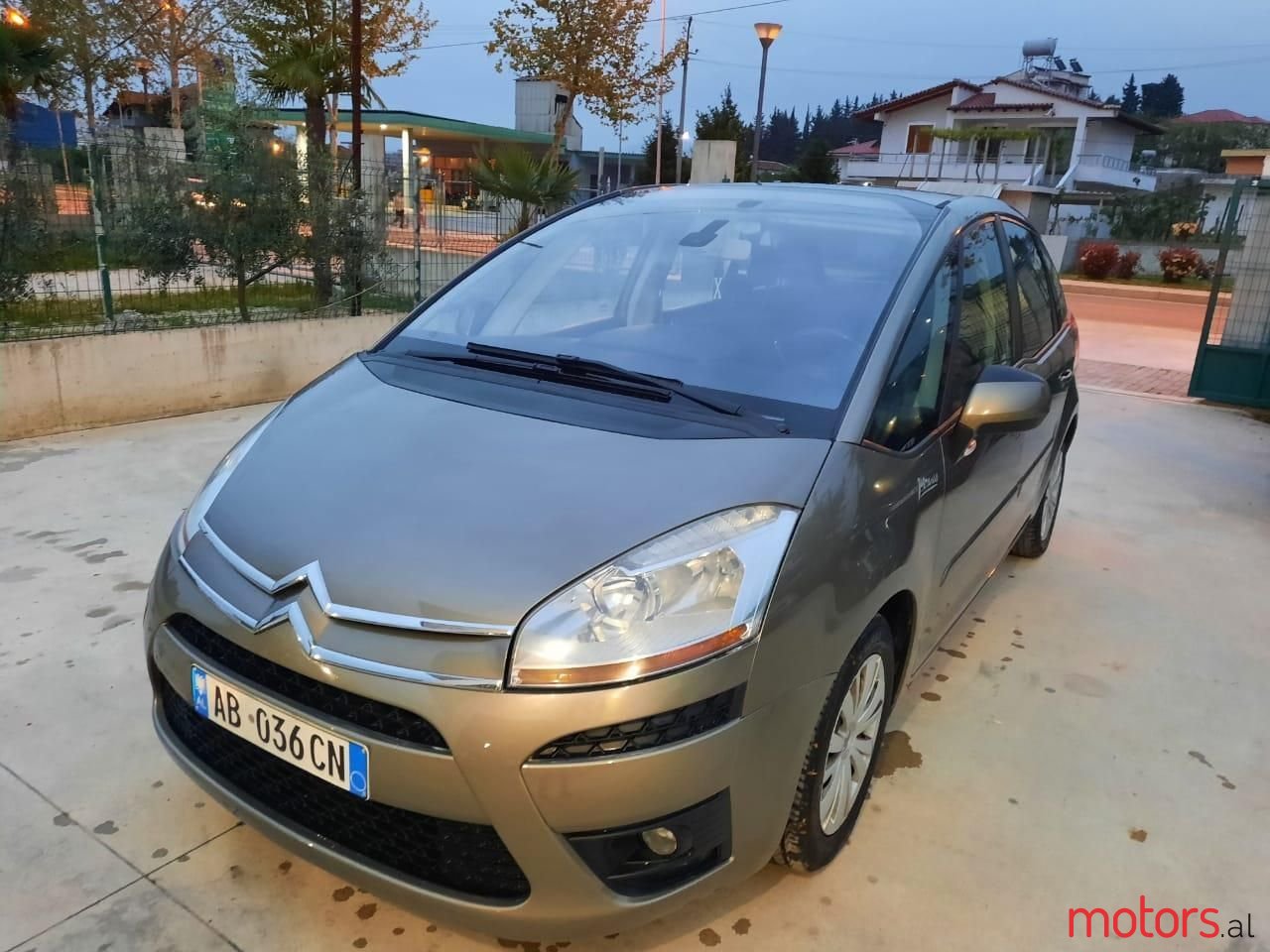 2008' Citroen C4 photo #3