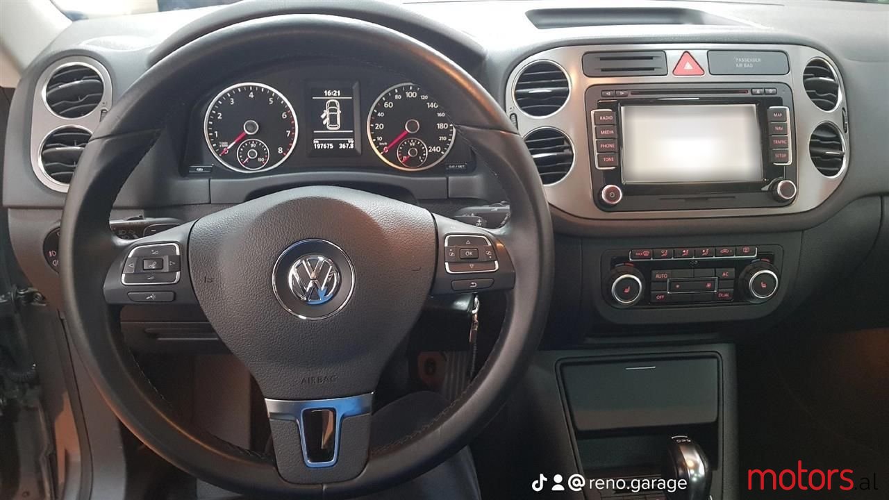 2010' Volkswagen Tiguan photo #2