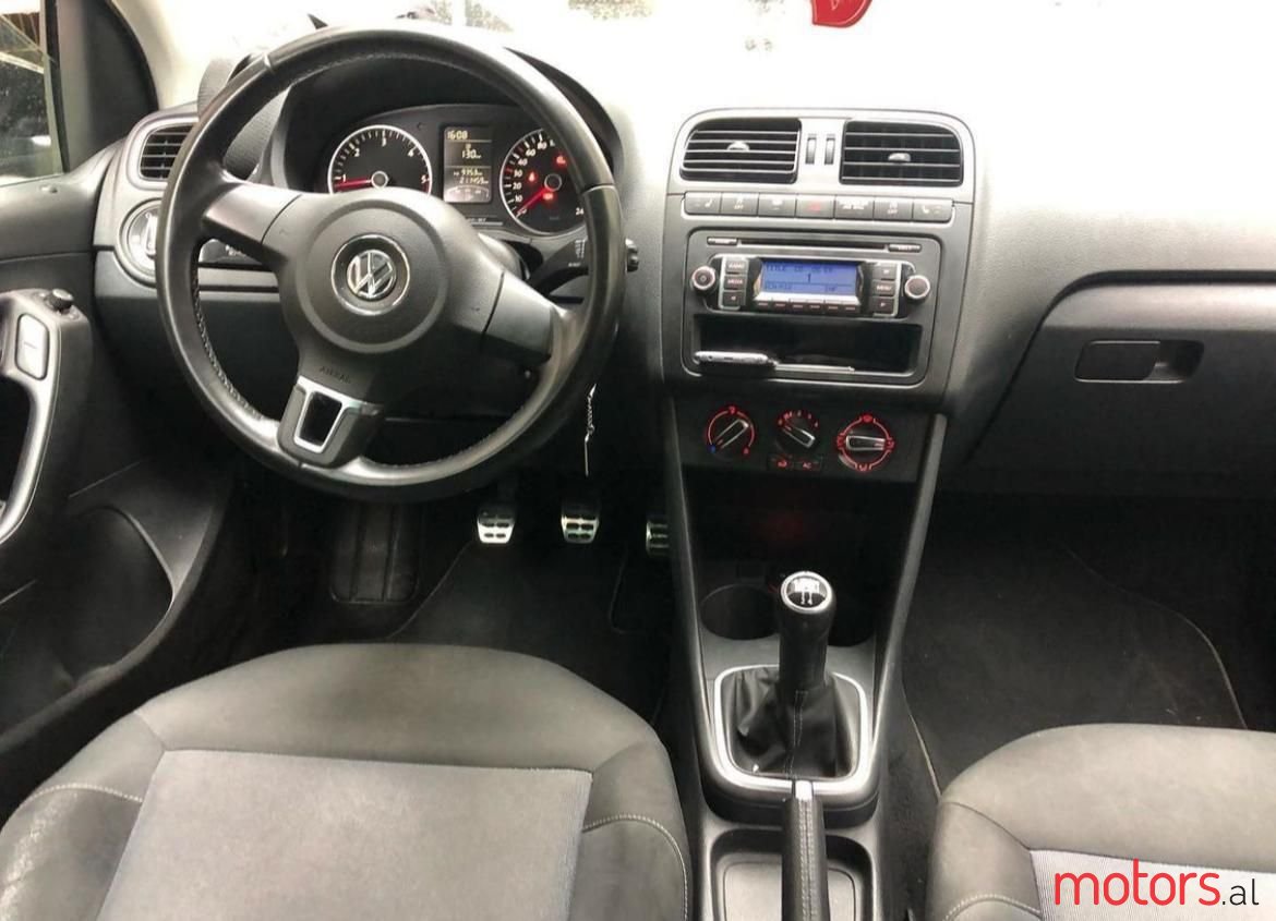 2011' Volkswagen Polo photo #3