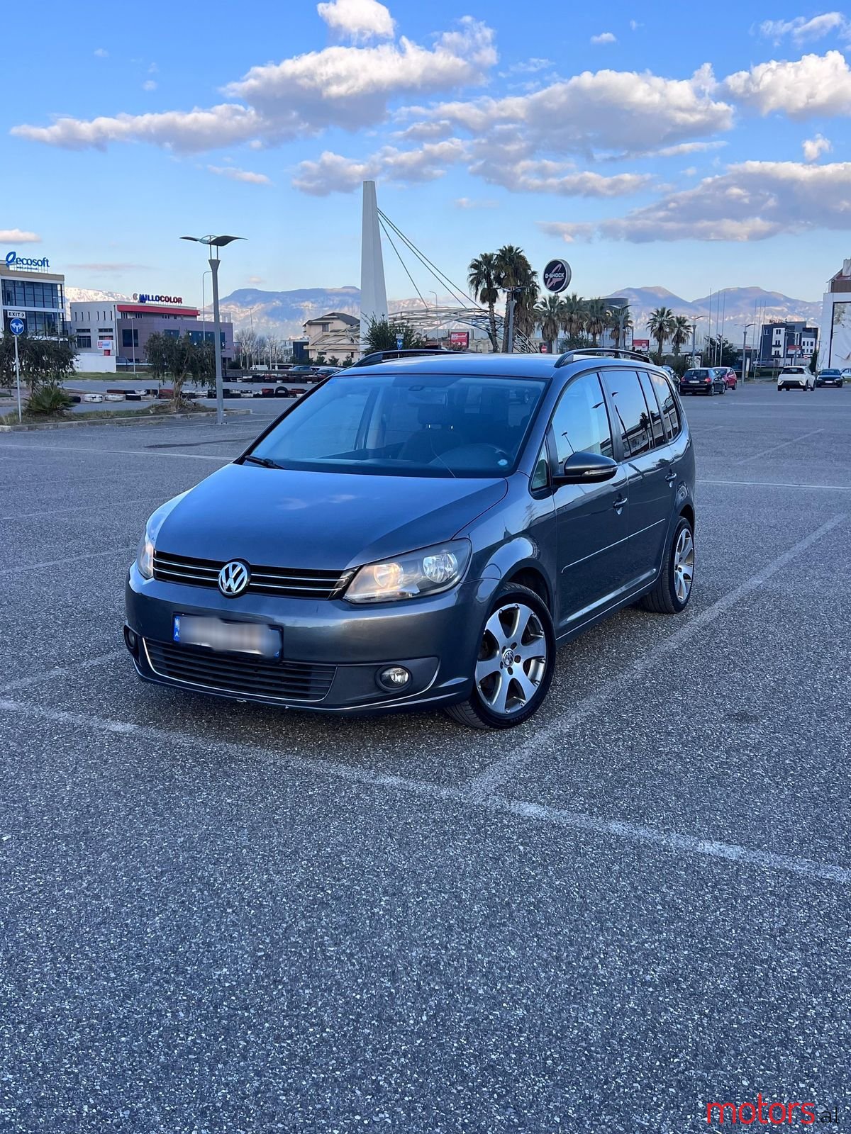 2011' Volkswagen Touran photo #1