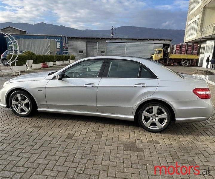 2011' Mercedes-Benz E 350 photo #3