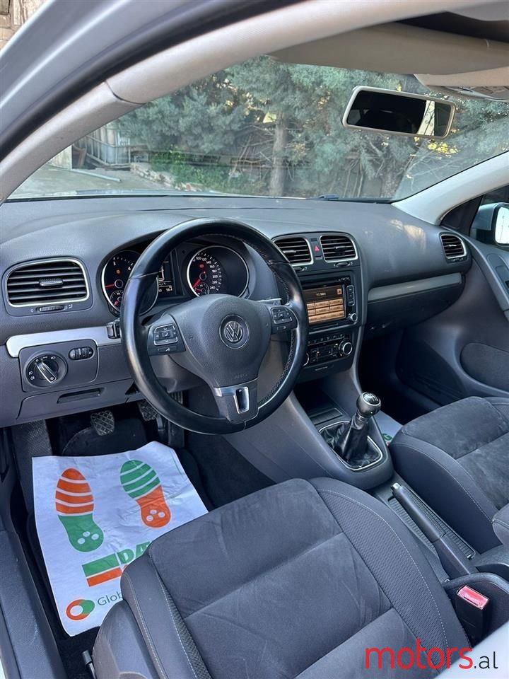 2010' Volkswagen Golf photo #5