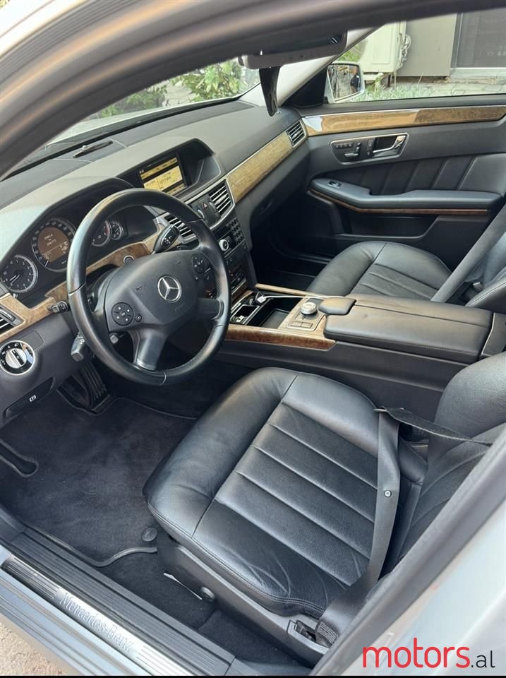 2011' Mercedes-Benz E 300 photo #4