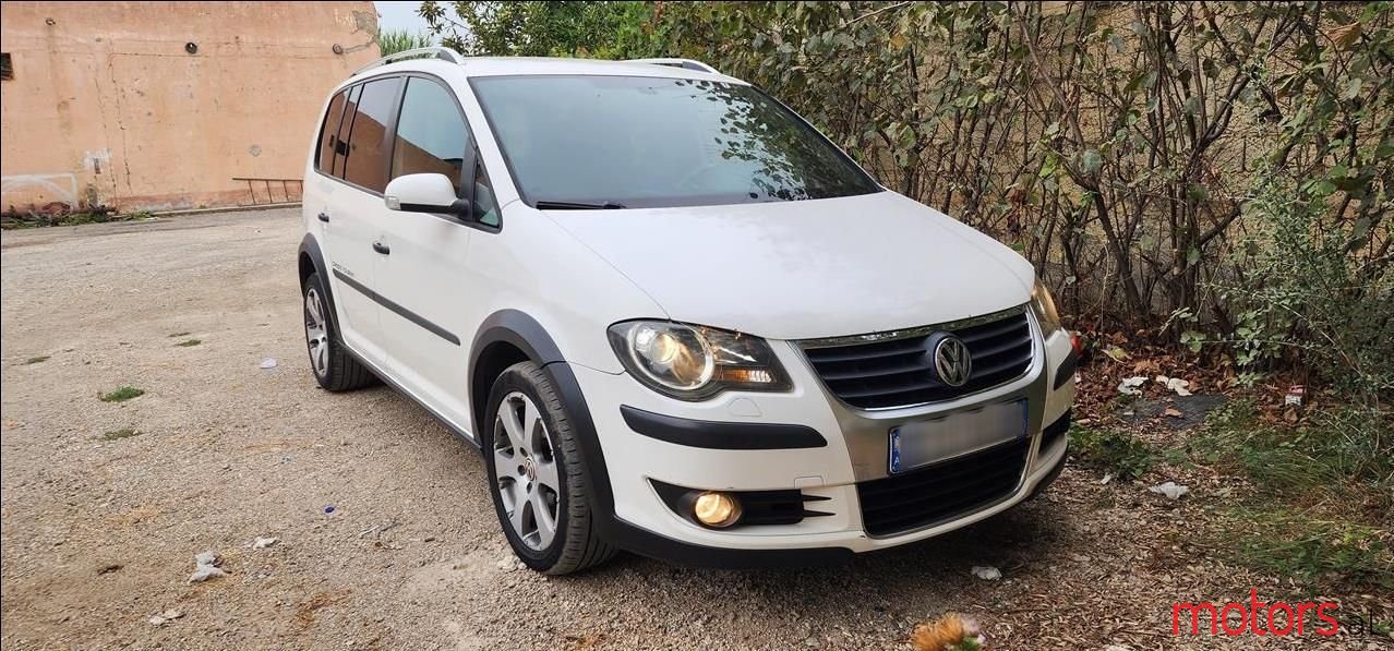 2008' Volkswagen Touran photo #3