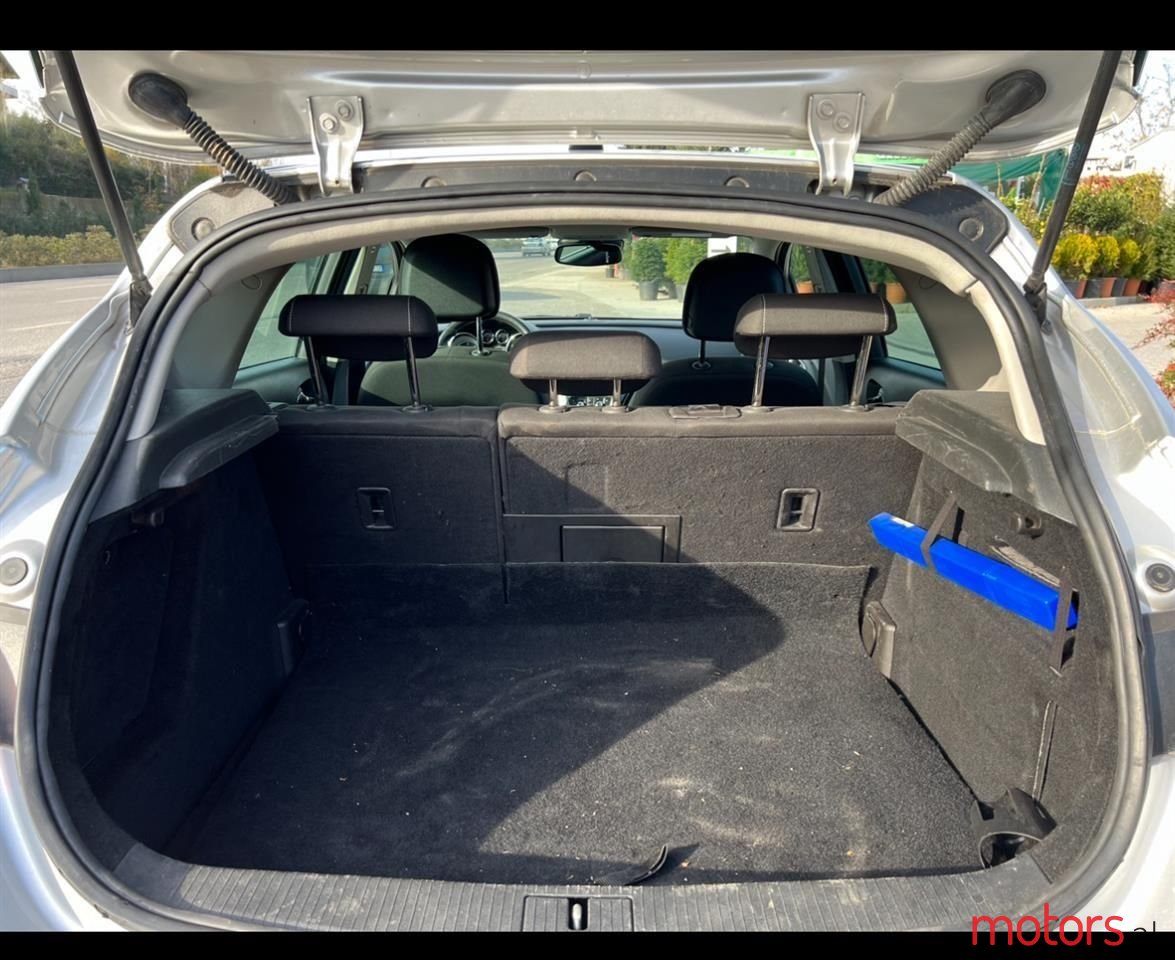 2012' Opel Astra photo #4