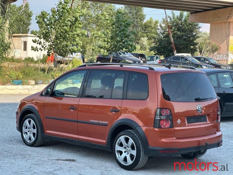 2009' Volkswagen Touran photo #5