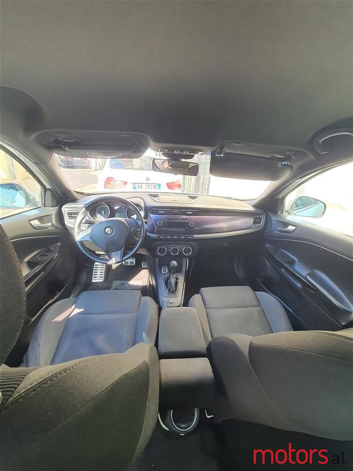 2012' Alfa Romeo Giulietta photo #2