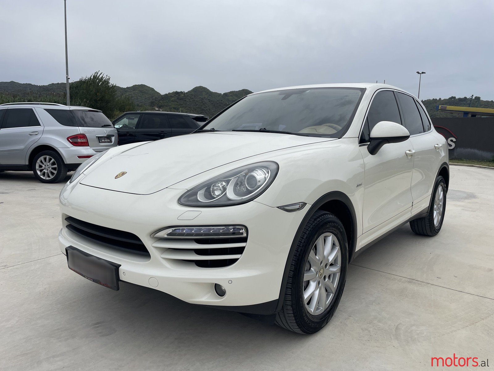 2011' Porsche Cayenne photo #1
