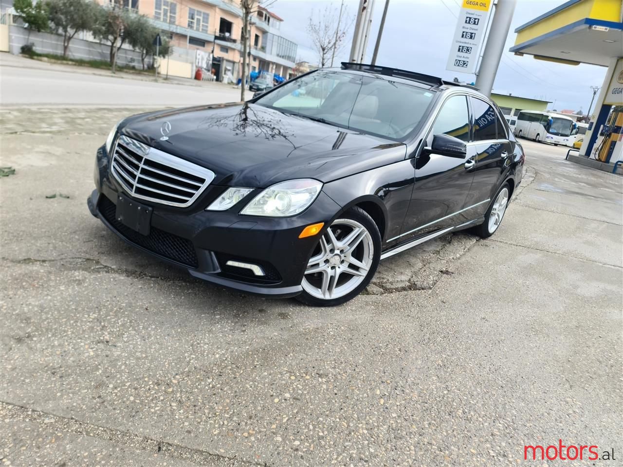 2011' Mercedes-Benz E 350 photo #1