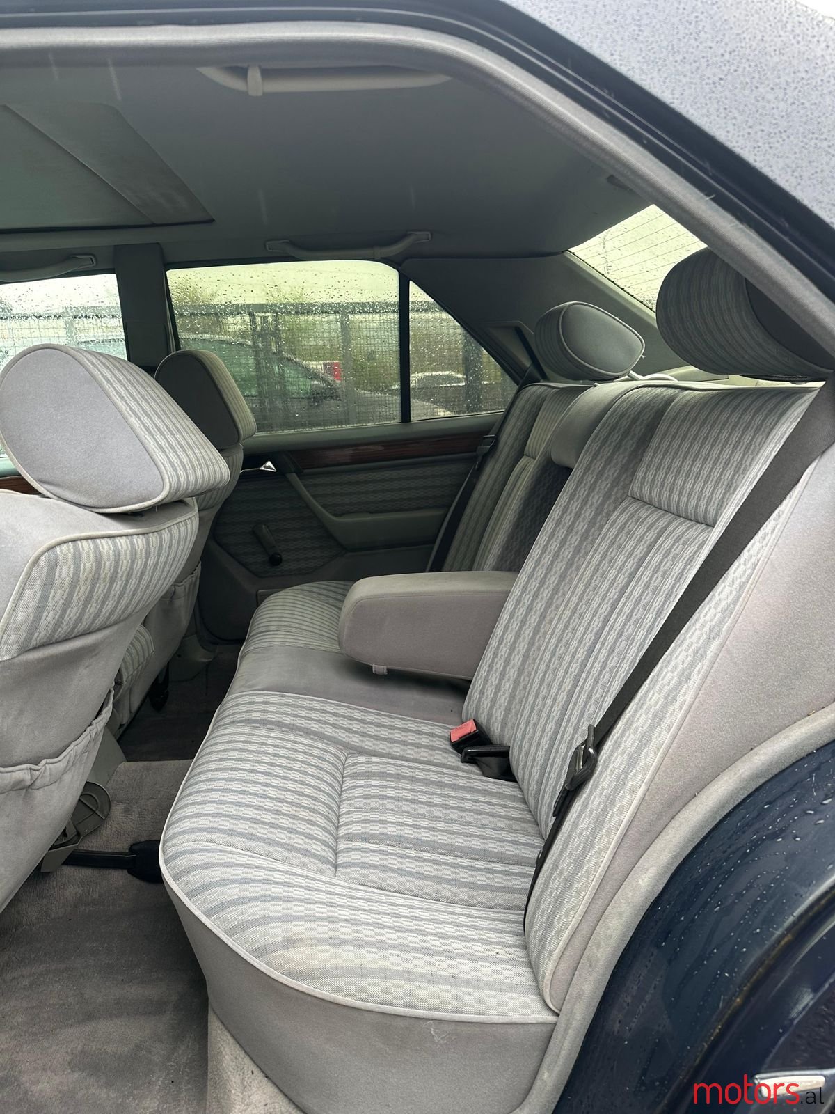 1993' Mercedes-Benz E 250 photo #4