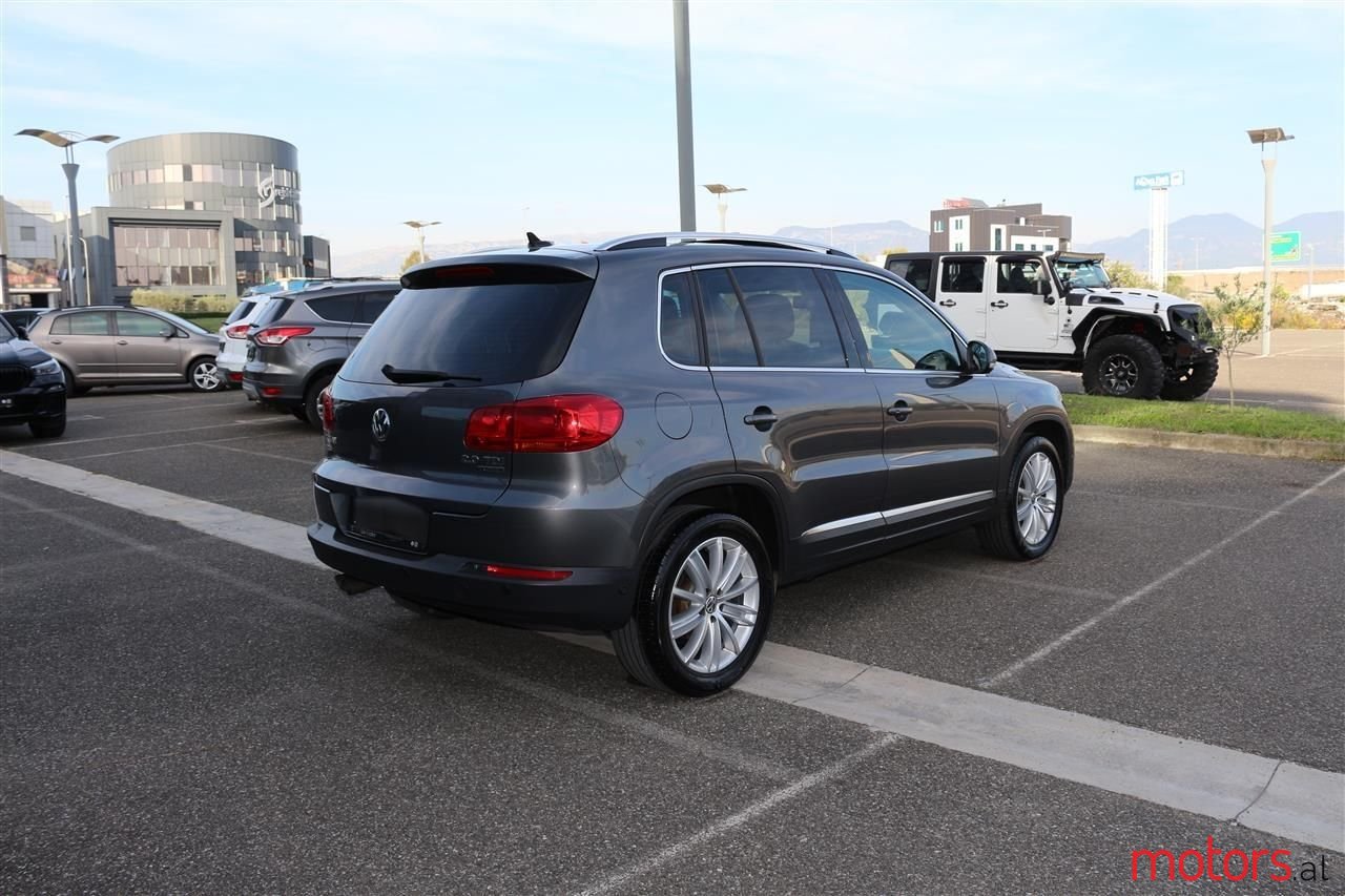 2012' Volkswagen Tiguan photo #3