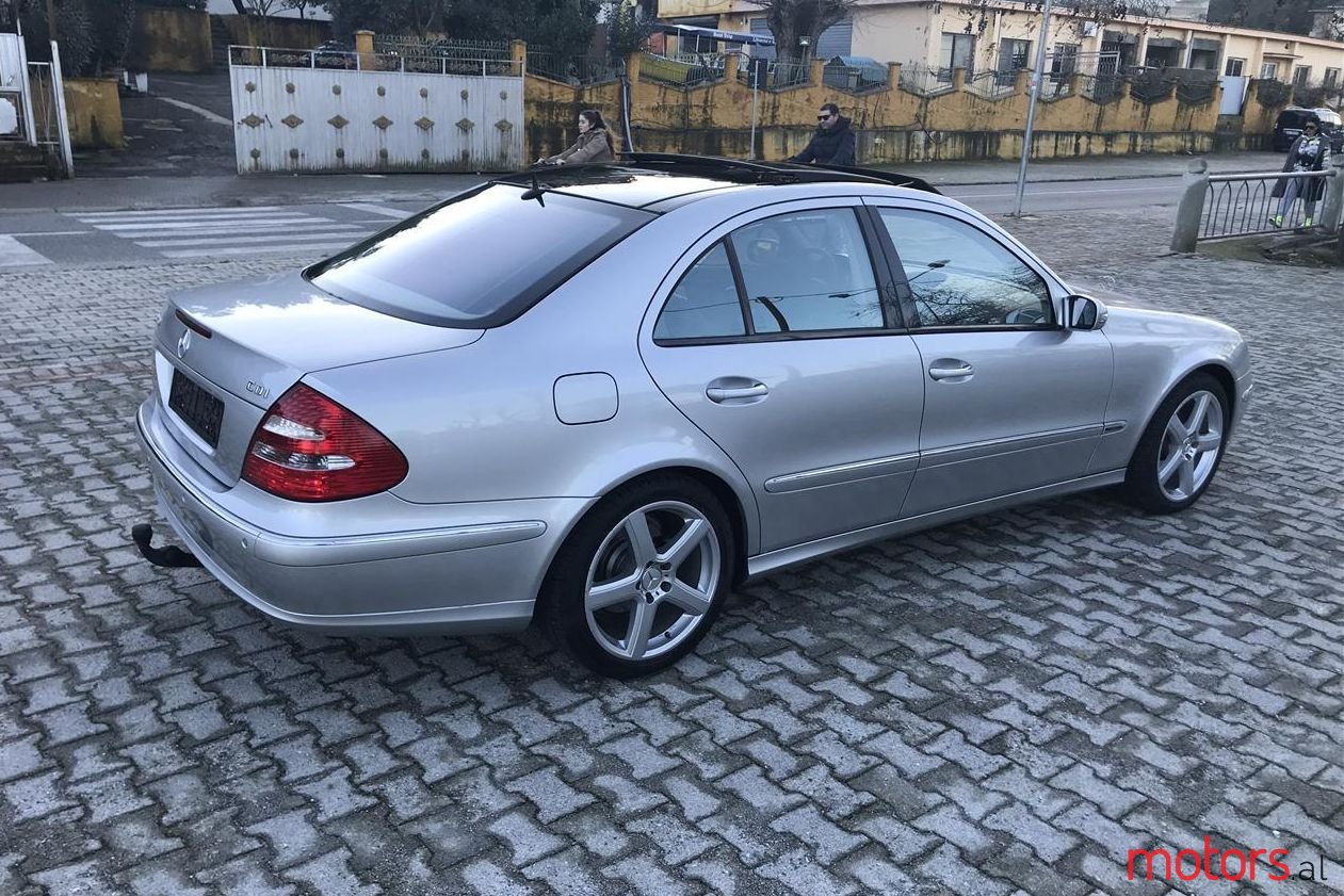 2004' Mercedes-Benz E 220 photo #1