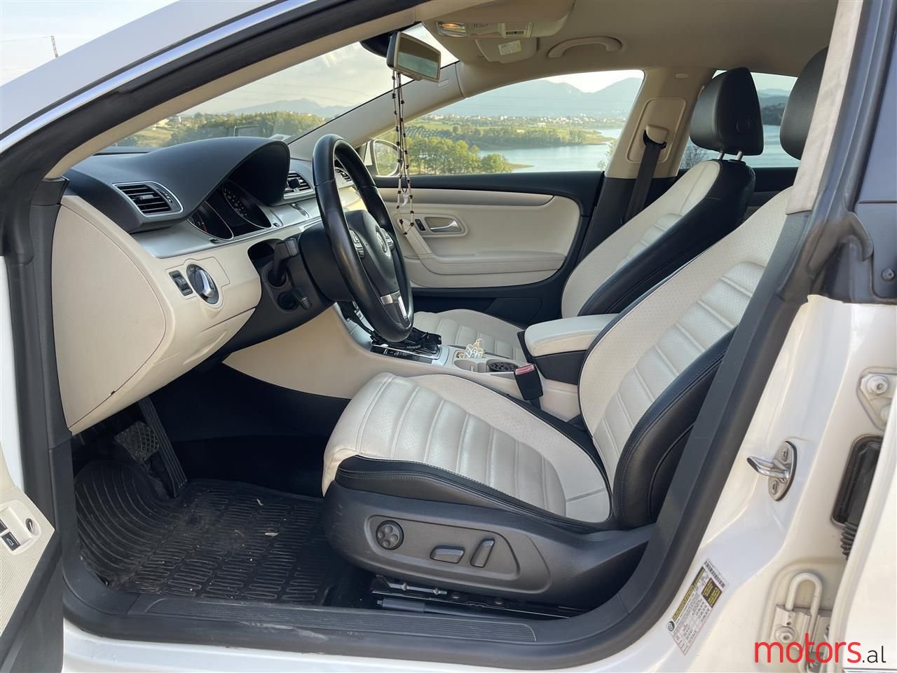 2012' Volkswagen Passat photo #2