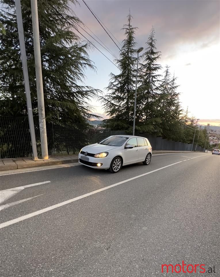 2011' Volkswagen Golf photo #1