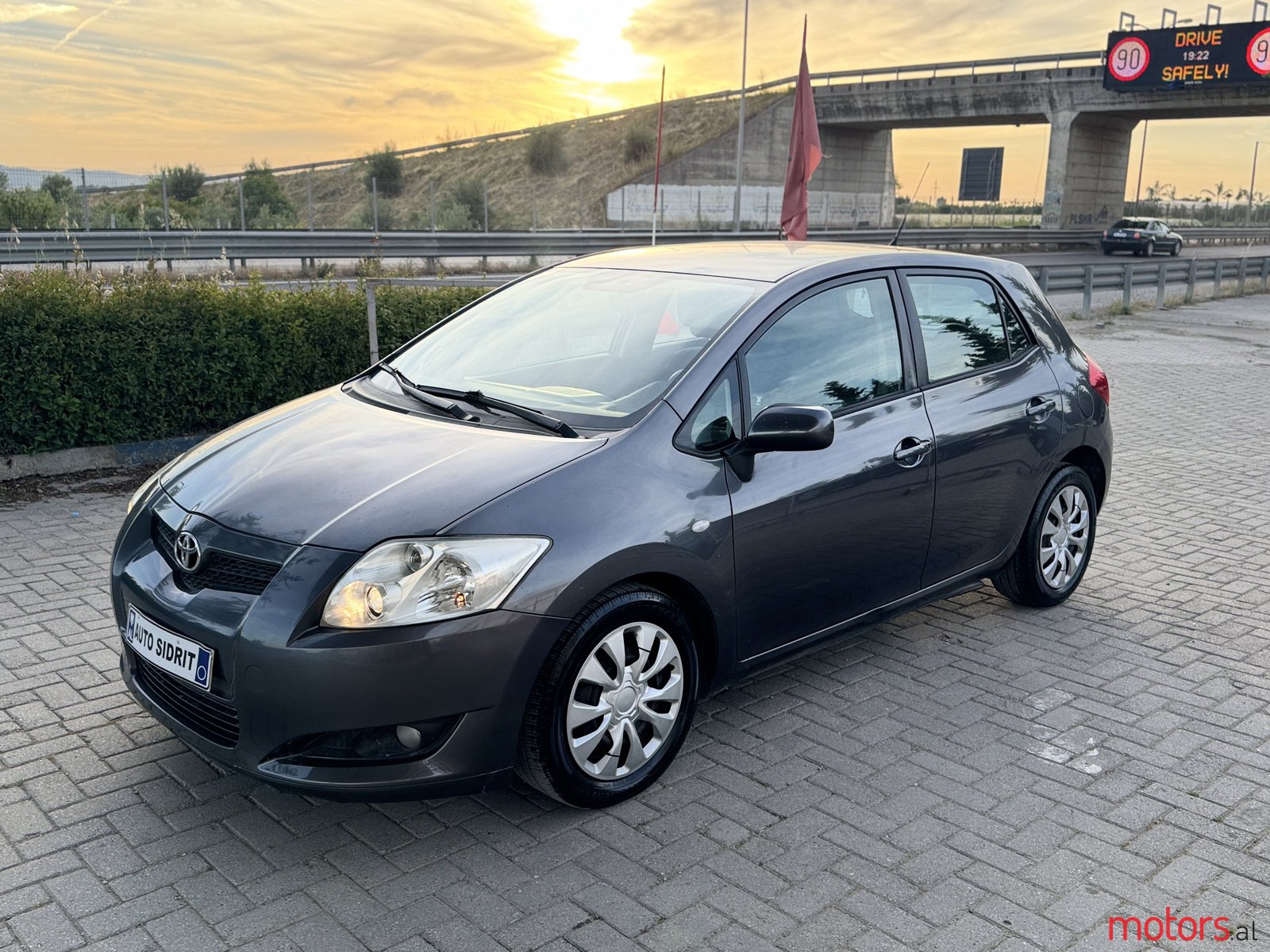 2008' Toyota Auris photo #2