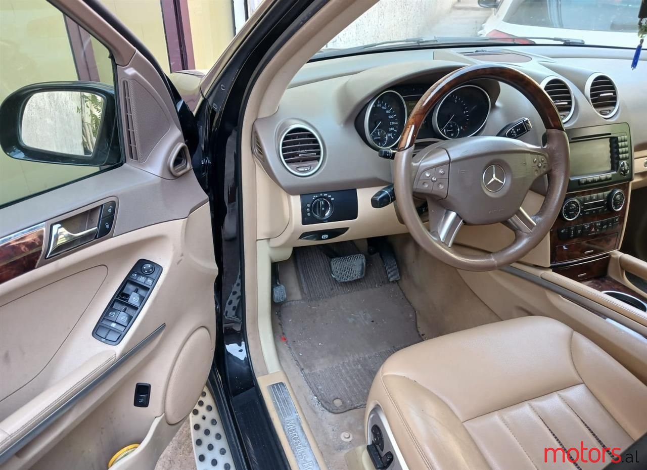 2009' Mercedes-Benz 320 photo #3