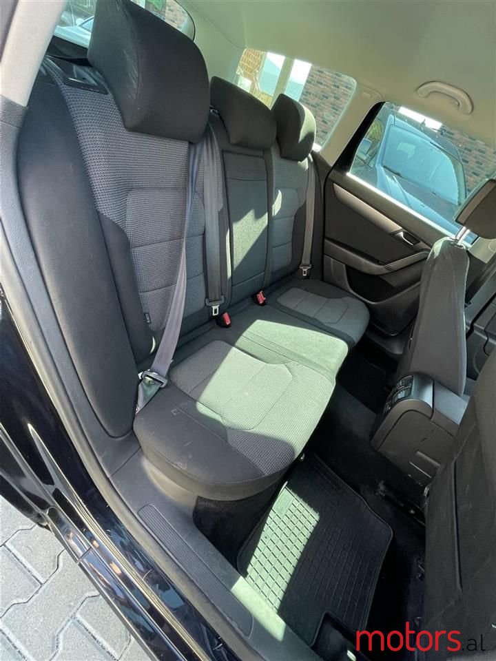 2011' Volkswagen Passat photo #3